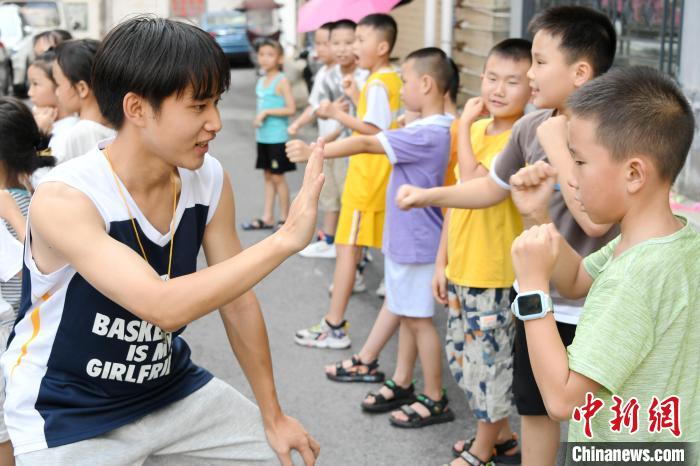 广西大学生暑期“三下乡”助力儿童快乐成长