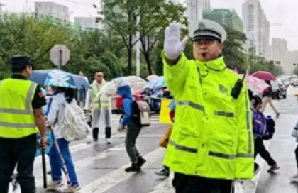 确保学生安全进校园    黄岛交警冒雨开展新学期护学行动